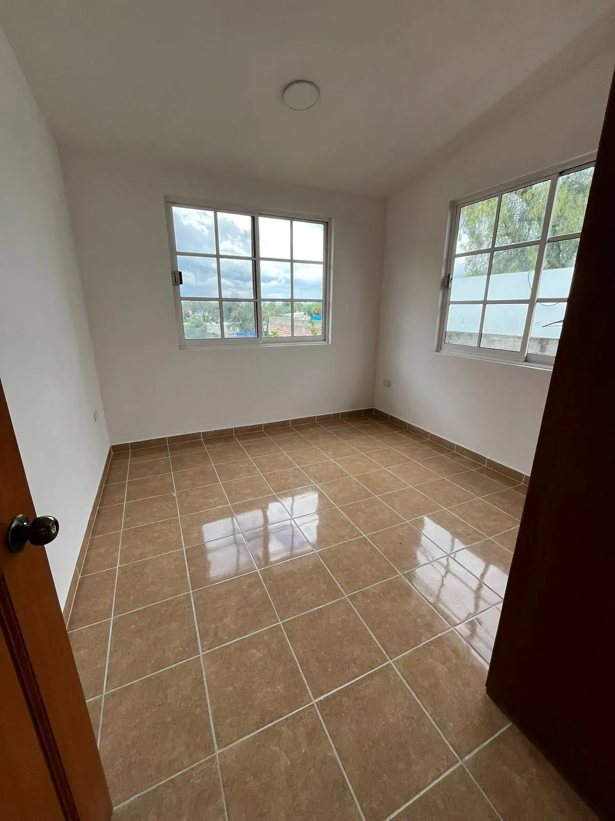 Recámara con ventanas en dos muros